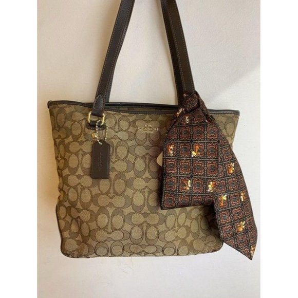 coach w all over logo w add on pooh beige brown ja - Picture 2 of 12